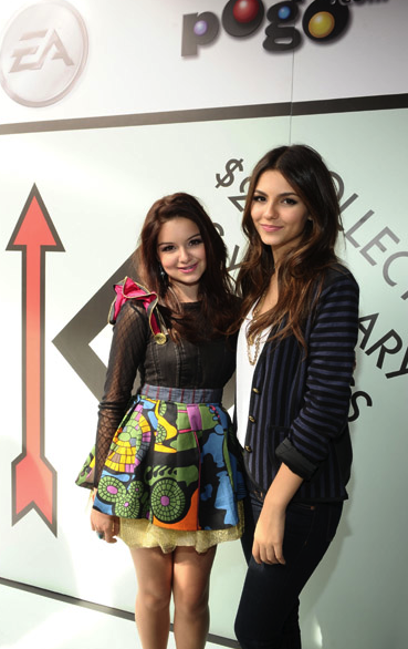 Ariel Winter (Modern Family), Victoria Justice at Monopoly Booth
