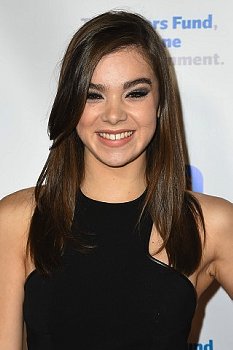 Child Star Hailee Steinfeld, 17, was a special presenter at the Looking Ahead Awards 2014 ceremony.